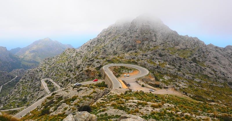 Maîtriser le virage en épingle à cheveux sans perdre de vitesse